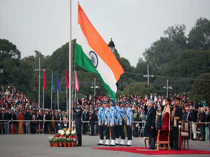 इस साल बीटिंग रिट्रीट सेरेमनी में सबसे खास रहा वंदे मातरम. ये पहली बार है कि मिलिट्री बैंड में वंदे मातरम की धुन को शामिल किया गया है. 