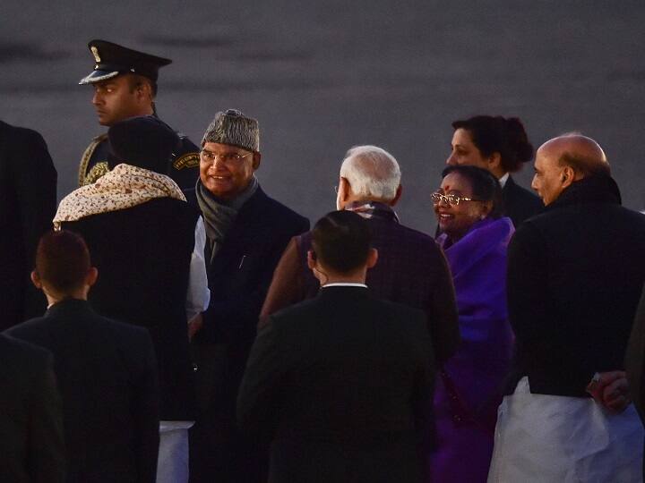 समारोह के दौरान राष्ट्रपति, उपराष्ट्रपति, प्रधानमंत्री, रक्षा मंत्री और तीनों सेनाओं के प्रमुखों सहित देश-विदेश के गणमान्य अतिथि मौजूद रहे. 