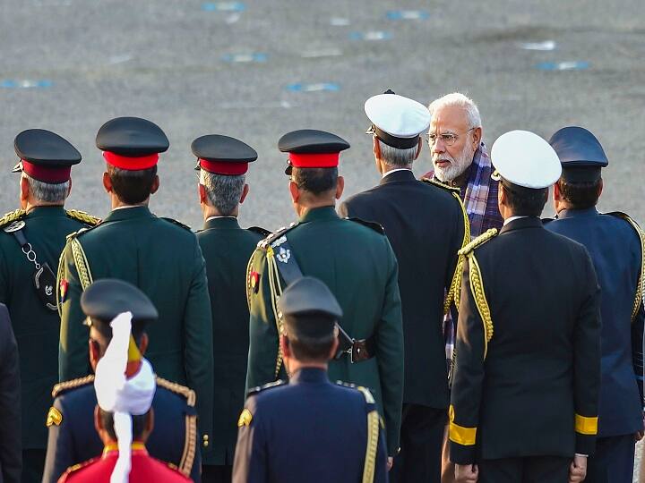 इसी वजह से गणतंत्र दिवस के बाद जब सशस्त्र सेनाओं की टुकड़ियां, हथियार और दूसरे सैन्य साजो सामान लेकर बैरक में लौटती हैं तो तीन दिन बाद यानी 29 जनवरी को दिन ढलने के समय बीटिंग रिट्रीट सेरेमनी का आयोजन किया जाता है. 