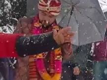 भारी बर्फबारी के कारण दुल्हन के घर 4 किलोमीटर पैदल चलकर पहुंचा दूल्हा, तस्वीरें वायरल