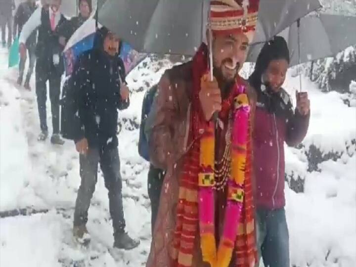 ऐसे में उत्तराखंड राज्य के चमोली जिले में एक दूल्हे को अपनी दुल्हन लेने के लिए पैदल ही सफर तय करना पड़ा. बर्फबारी के बीच पैदल जाते दूल्हे की तस्वीरें सोशल मीडिया में वायरल हो रही हैं.