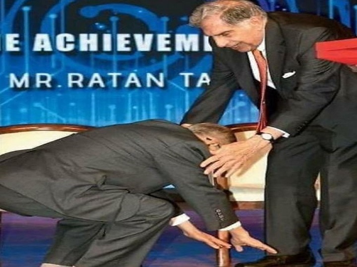 Infosys owner Narayan Murthy touching Ratan Tata feet, video gone viral दो दिग्गजों की छू लेने वाली तस्वीर: नारायणमूर्ति ने टाईकॉन लाइफटाइम अवॉर्ड देने के बाद रतन टाटा के छुए पैर