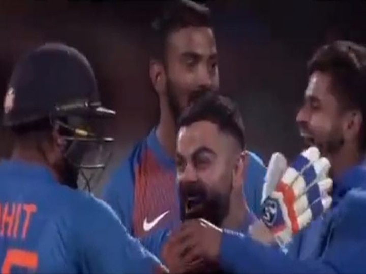 team india captain virat kohli reaction after india wins against new zealand मैच जीतते ही खुशी से उछल पड़े कैप्टन विराट कोहली, मैदान पर टीम के साथ मनाया जश्न