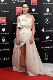 PHOTOS: रेड कार्पेट पर एक्ट्रेस की ड्रेस ने दिया धोखा, हो गईं ऊप्स मूमेंट का शिकार