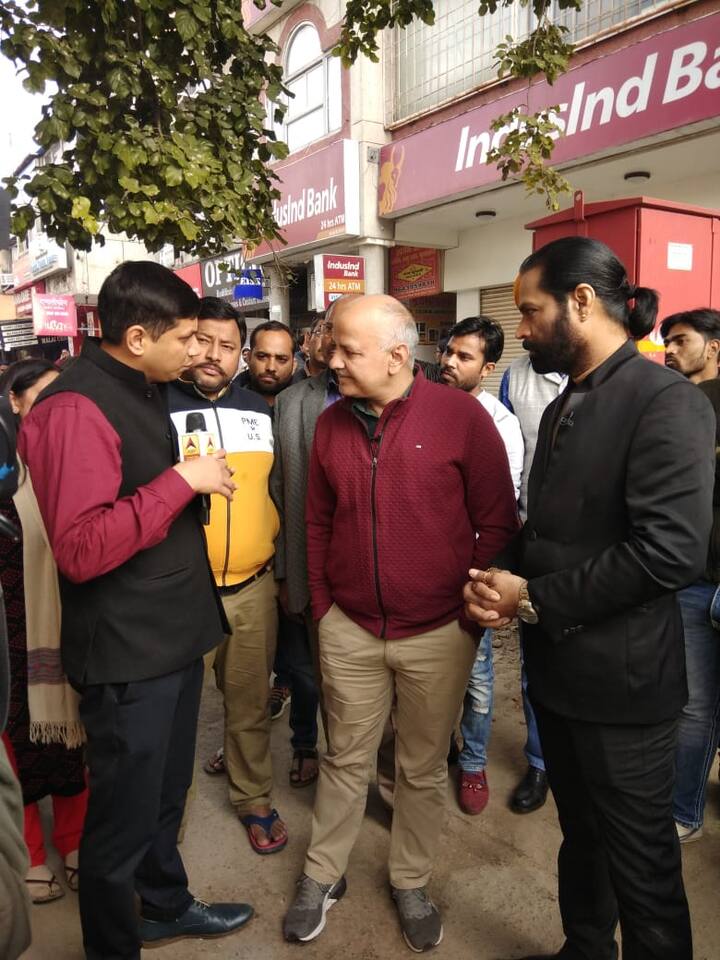 मयूर विहार में मनीष सिसोदिया आते-जाते लोगों से हाथ मिलाकर उनका हाल-चाल लेते हैं.