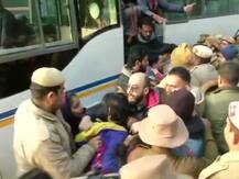 जामिया गोलीकांड: दिल्ली पुलिस हेडक्वार्टर पर प्रदर्शन कर रहे छात्रों को हटाया गया, धक्का-मुक्की भी हुई