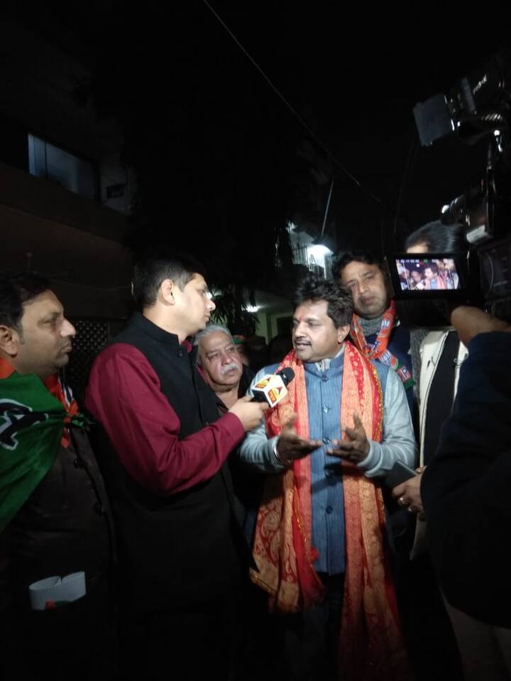 जरनैल सिंह पर लोगों की राय जानने के बाद ऑटो राजा की टीम का चुनावी सफर आगे बढ़ता है. रास्ते में तिलकनगर से बीजेपी के उम्मीदवार राजीव बब्बर जोर शोर से प्रचार करते हुए दिखते हैं. राजीव बब्बर पर बीजेपी ने तीसरी बार भरोसा जताया है, राजीव बब्बर दिल्ली में केजरीवाल सरकार के दावों को गलत तो ठहरा ही रहे हैं साथ में इस बार जीत का दावा भी कर रहे हैं.