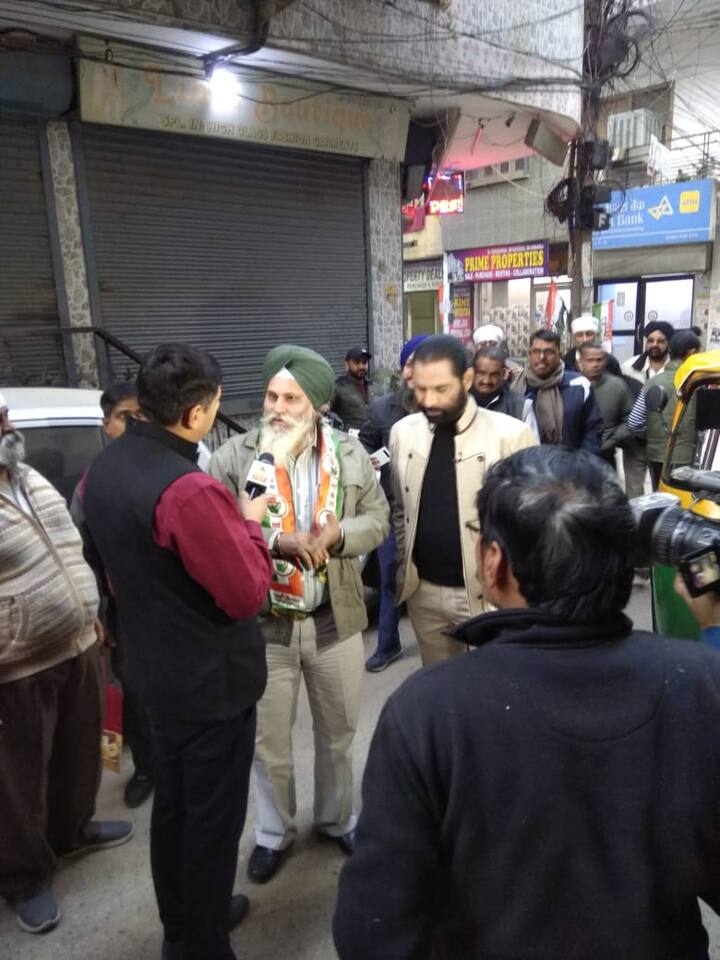 दिल्ली की आधा दर्जन से ज्यादा विधानसभा सीटों का मूड समझने के बाद एबीपी न्यूज का चुनावी ऑटो आज फिर दिल्ली का चुनावी मूड समझने निकला. टीम दिल्ली के तिलक नगर विधानसभा इलाके की ओर चल पड़ी. ऑटो राजा की टीम जिस वक्त तिलकनगर पहुंची उस वक्त यहां से कांग्रेस उम्मीदवार रमिंदर सिंह चुनाव प्रचार में व्यस्त थे. ऑटो राजा की टीम ने रविंद्र सिंह से तिलकनगर की स्थानीय समस्याओं और दिल्ली में कांग्रेस की रणनीतियों पर चर्चा छेड़ दी. बातचीत के दौरान रमिंद्र सिंह ने केजरीवाल सरकार के कामों की खूब कमियां निकालीं.