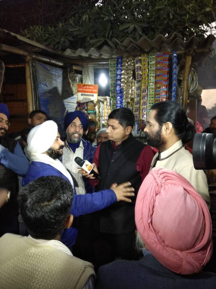 यहां से निकलने के दौरान रास्ते में अलाव के सामने खड़े कुछ लोग दिखे. ऑटो रोकी तो पता चला कि उन लोगों में तिलकनगर से आप के उम्मीदवार जरनैल सिंह भी शामिल थे. जरनैल सिंह तिलकनगर से मौजूदा विधायक भी हैं, लिहाजा क्षेत्र के लोग उनके काम से कितना संतुष्ट हैं श्रीवर्धन और ज्ञानेंद्र ने लोगों से चर्चा करके इस बात का अंदाजा भी लगाने की कोशिश की.