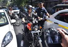 IN PICS: बाइक पर निकली सोनाक्षी सिन्हा की तस्वीरें हो रही वायरल, सड़क ब्लॉक करने को लेकर हुईं ट्रोल