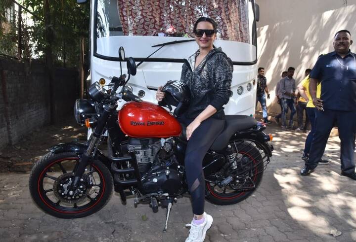 आपको बता दें कि सोनाक्षी सिन्हा, करीना कपूर के शो वॉट वुमेन वॉन्ट्स की शूटिंग के लिए पहुंची थीं.