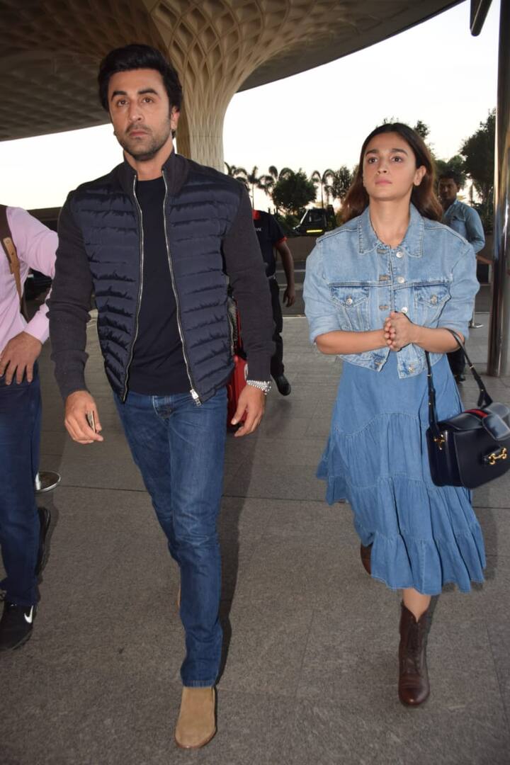 रणबीर कपूर(Ranbir kapoor) भी अपने परिवार के साथ नए साल का स्वागत करने के लिए राजस्थान पहुंच चुके हैं. आज वो मां नीतू कपूर, बहन रिदिमा, उनके पति, बेटी सभी जयपुर पहुंचे. कहा जा रहा है कि वो जयपुर से रणथंबौर के लिए रवाना हुए हैं. और वहीं पर न्यू ईयर सेलिब्रेट करेंगे.