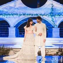 Photos: कार्तिक आर्यन का हाथ थामे  रैंप पर उतरीं करीना कपूर खान, कैमिस्ट्री पर थम गई सबकी नजरें