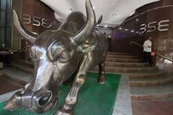 शेयर बाजार पर कोरोना का असर, जानें क्या रहा दिन का शुरुआती रुझान 