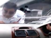 दिल्लीः ट्रैफिक पुलिसकर्मी ने मांगा गाड़ी का पेपर, ड्राइवर ने बोनट पर बैठाकर घूमा दिया