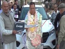 ईमानदारी का इनाम, शुगर मिल के इंस्पेक्टर को रिटायरमेंट पर किसानों ने गिफ्ट की 15 लाख की कार और बुलेट