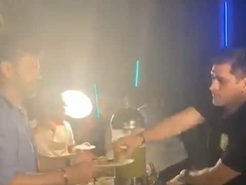 VIRAL VIDEO: मालदीव में छुट्टी मना रहे हैं धोनी, दोस्तों के लिए बनाए गोलगप्पे, वॉलीबॉल भी खेली VIRAL VIDEO: मालदीव में छुट्टी मना रहे हैं धोनी, दोस्तों के लिए बनाए गोलगप्पे, वॉलीबॉल भी खेली