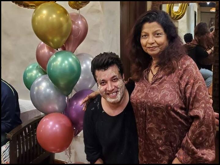 अपनी ही बर्थडे पार्टी में वरुण शर्मा ने ऐसे की मस्ती, यहां देखें VIDEO और PHOTO Varun Sharma birthday bash, photos video , fukra varun sharma अपनी ही बर्थडे पार्टी में वरुण शर्मा ने ऐसे की मस्ती, यहां देखें VIDEO और PHOTO