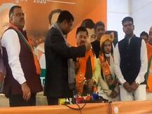 दिल्ली चुनाव: AAP पार्षद रिंकू माथुर, प्रजापति समाज की अध्यक्ष आरती प्रजापति ने थामा बीजेपी का दामन