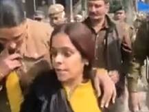 यू ट्यूब पर चैनल चलाने वाली गुंजा कपूर बुर्का पहनकर शाहीन बाग पहुंची, फिर क्या हुआ?