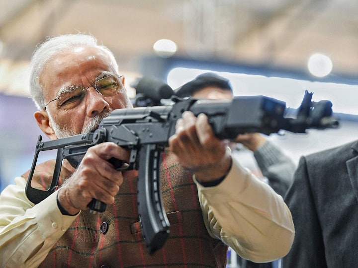 यहां एक बार ऐसा भी मौका आया जब पीएम मोदी ने एक अत्याधुनिक बंदूक को अपने हाथ में लेकर आजमाना चाहा.