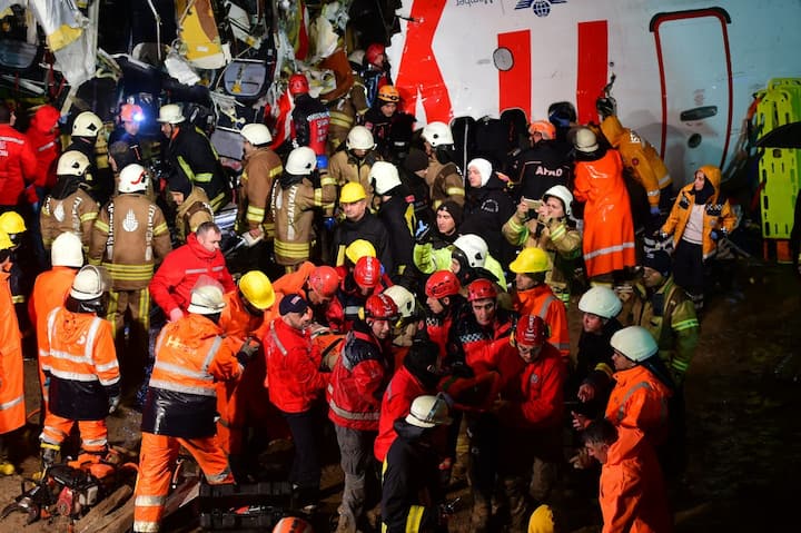 प्रसारक ने बुरी तरह से क्षतिग्रस्त विमान और उसके अंदर लगी आग की तस्वीर भी जारी की है. बाद में अग्निशमन दल ने आग को बुझा दिया.