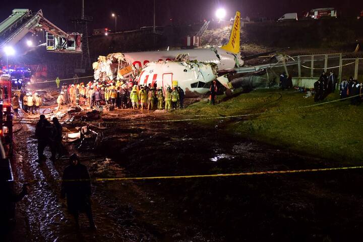 हादसे के समय उसमें 177 यात्री और चालक दल के छह सदस्य सवार थे.