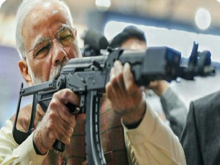 PM Narendra Modi is aiming at a virtual firing range with assault rifle vidio viral Defence Expo 2020: पीएम मोदी ने वर्चुअल फायरिंग रेंज में लगाया निशाना, वीडियो वायरल