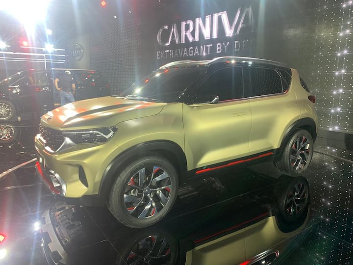 Kia Sonet बड़ी टाइगर नोज़ ग्रिल, पैनी स्टाइल के हैडलैंप्स के साथ एलईडी डीआरएल और प्रोजैक्टर लैंस और बड़े आकार के डायमंड-कट अलॉय व्हील्स में पेश की गई है.