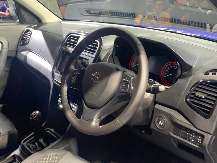 नई ब्रेज़ा 16-इंच अलॉय व्हील्स और एलईडी टेललैंप्स से लैस है. इंटीरियर की बात करें तो कार के केबिन में मामूली बदलाव किए गए हैं जिसमें अपहोल्स्ट्री पर काम किया गया है. एक अहम बदलाव ये है कि इसे मारुति का लेटेस्ट स्मार्टप्ले स्टूडियो 2.0 7-इंच इंफोटेनमेंट सिस्टम से लैस किया गया है.