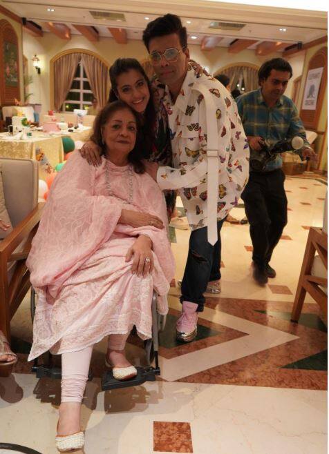 करण जौहर के साथ उनकी मम्मी हीरू जौहर भी पोते और पोती के जन्मदिन पर इंजॉय करती नजर आ रही हैं.