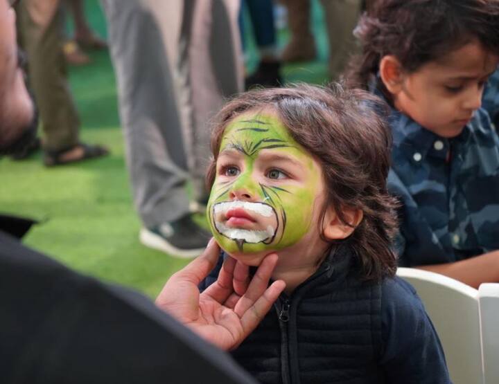 इस बर्थडे पार्टी की ये बेहद खूबसूरत तस्वीर भी लगातार वायरल हो रही है. इसमें तैमूर अली खान अपने चेहरे पर पेंट करवाते नजर आ रहे हैं.