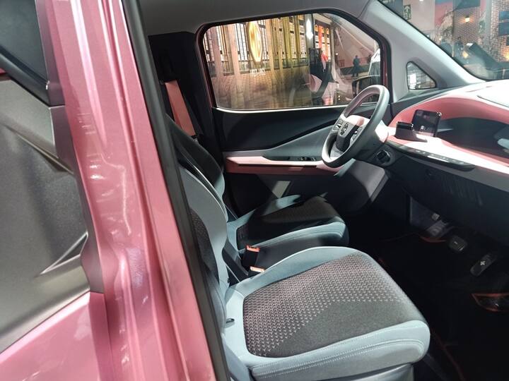 E200, 38 bhp के मोटर के साथ आता है,  जो इस कार की साइज के मुताबिक पर्याप्त एनर्जी मुहैया कराता है. 