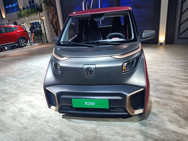  एमजी मोटर्स ने ऑटो एक्सपो में कई तरह की कारों से पर्दा उठाया है लेकिन सबसे दिलचस्प कार 'E200' है.  हालांकि, भारत में लॉन्च इस कार के संबंध में कोई जानकारी सामने नहीं आई है लेकिन यह कार एक इलेक्ट्रिक कार हो सकती है.