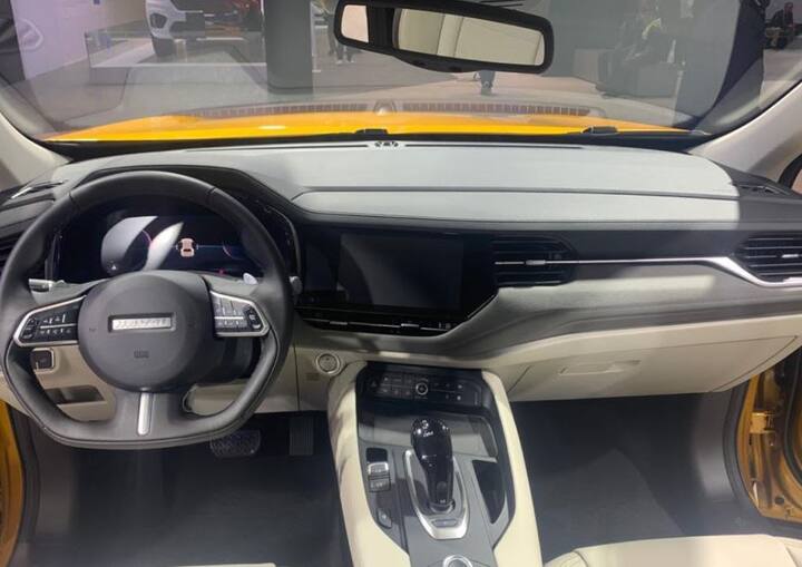 कार के अंदर काफी लग्जरी फील आता है जो लार्ज टचस्क्रीन के जरिए आता है, साथ ही इसमें कई फीचर्स हैं जिन्हें आप इस कार में चाहते हैं. इसकी क्वालिटी शानदार है इसका कंफर्ट लेवल बेहद बेहतरीन है. भारत के लिए F7 टर्बो पेट्रोल इंजन के साथ आने की उम्मीद कर सकते हैं जो कि मैनुएल और ऑटोमैटिक दोनों वर्जन में आ सकती है. इंडन टर्बो यूनिट वाला भी हो सकता है, हालांकि इस कार की रेंज में कोई डीजल इंजन नहीं मिल पाएगा.