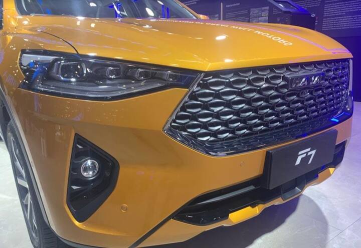 अपनी क्लास के वाहनों में ये सबसे बड़ी एसयूवी होगी लेकिवन इसके साथ ही ये काफी स्पोर्टी लुक देती है. इसके नई ग्रिल और नैरो हैडलैंप्स के जरिए ये आकर्षक लुक देती है और इसके फ्रंट में ये सबसे आकर्षक है.