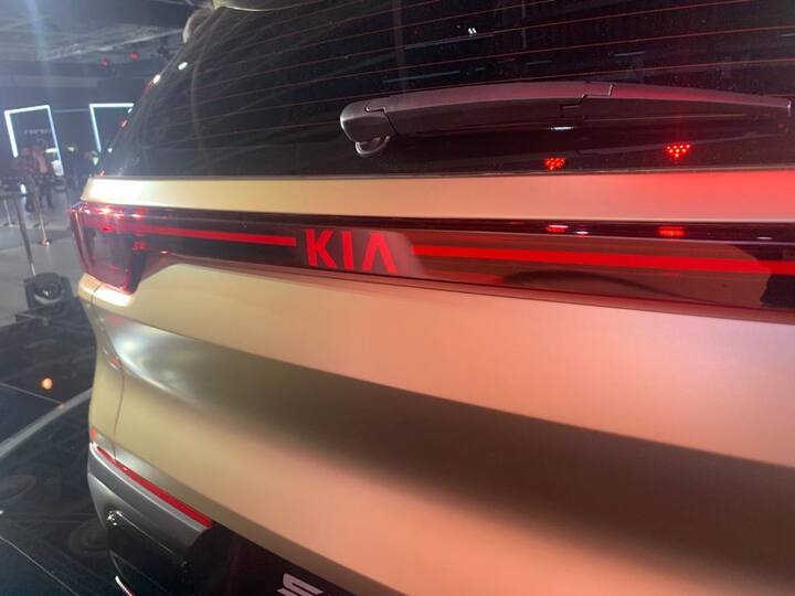 ऑटो एक्सपो 2020 में Kia मोटर्स ने अपनी तीसरी कॉम्पैक्ट एसयूवी सोनेट (Compact SUV Sonet) से पर्दा उठाया है. कंपनी इसे इस साल सिंतबर में लॉन्च कर सकती है. यह दो इंजन विकल्प में आएगी,