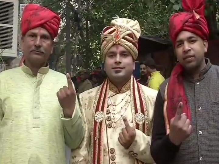 Delhi: A bridegroom also cast his vote with his family Delhi Election: परिवार के साथ वोट डालने पहुंचा दूल्हा, बाराती भी लाइन में लगे