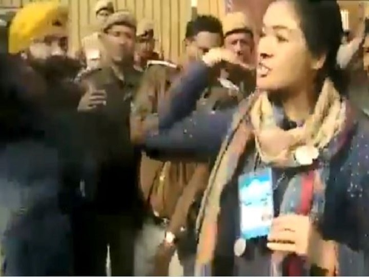 Delhi: Congress candidate Alka Lamba tries to slap an AAP worker Delhi Election: कांग्रेस प्रत्याशी अलका लांबा  पोलिंग बूथ पर भिड़ीं,  AAP कार्यकर्ता को मारा थप्पड़