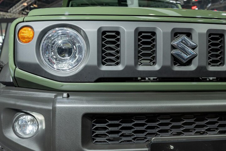 Maruti Jimny में 100 bhp के साथ 1.5l पेट्रोल इंजन है जबकि इसमें ऑटोमैटिक प्लस और मैनुअल गियरबॉक्स दोनों हैं. इसका कोई डीजल विकल्प नहीं है और भारत में यह केवल पेट्रोल होगी.