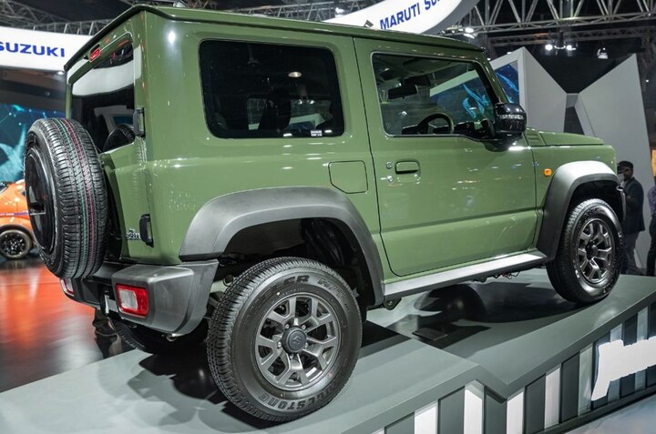 Jimny में 3 डोर दिए गए हैं और भारत में भी इसके 3 डोर में आने की उम्मीद है. इससे पहले जिप्सी में भी 3 डोर थे. यह एक चार-सीटर गाड़ी है.