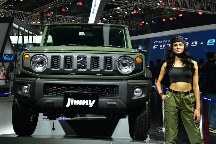 मारुति सुज़ुकी ने Auto Expo 2020 में दमदार हाजिरी दी है और भारत में Jimny से पर्दा हटा लिया है. मारुति फिलहाल लॉन्च की पुष्टि नहीं कर रही है लेकिन माना जा रहा है कि यह भारत में जिप्सी को रिप्लेस करेगी. भारत में जिप्सी को लंबे समय से बंद कर दिया गया है. जब इसे लॉन्च किया जाएगा तो यह केवल पेट्रोल इंजन के साथ 10-15 लाख रुपये की कीमत में आ सकती है.