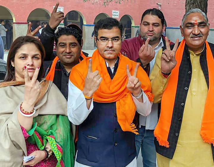 दिल्ली में बीजेपी सांसद प्रवेश वर्मा भी अपने परिवार के साथ वोट करने पहुंचे.