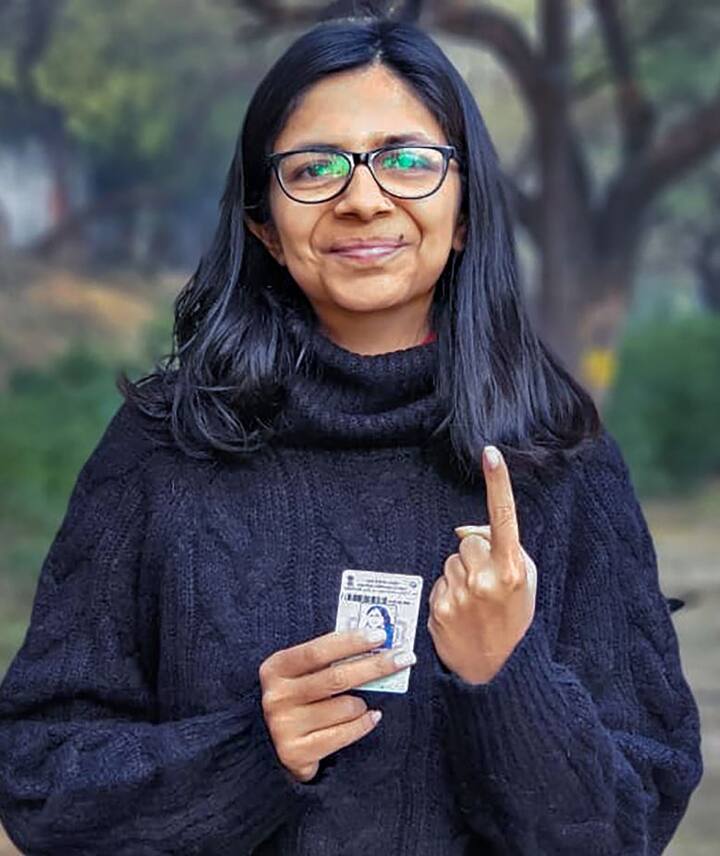 दिल्ली महिला आयोग की अध्यक्षा स्वाति मालिवाल ने भी वोट डाला.