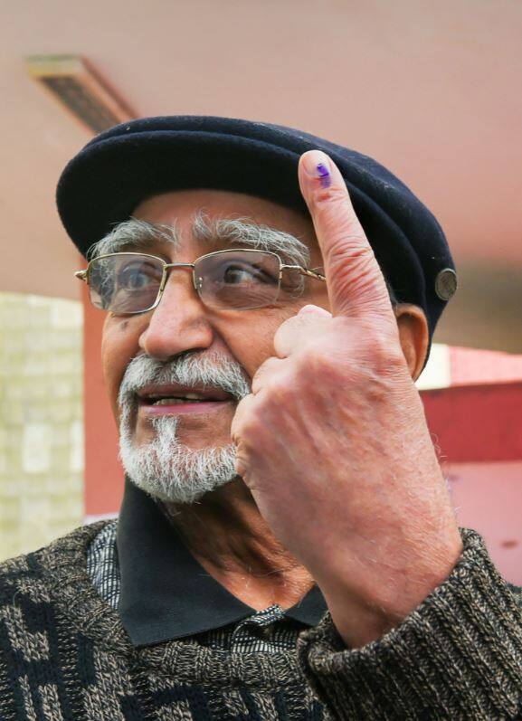 देश के पूर्व उपराष्ट्रपति हामिद अंसानी ने भी वोट डाला.