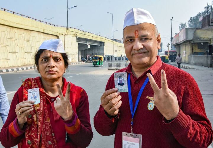दिल्ली के उप मुख्यमंत्री मनीष सिसोदिया भी अपनी पत्नी के साथ वोट करने पहुंचे.