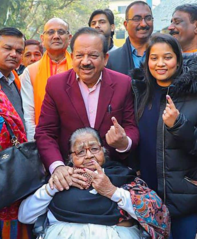 केंद्रीय मंत्री डॉ हर्शवर्धन अपनी पत्नी और माता के साथ वोट करने गए.