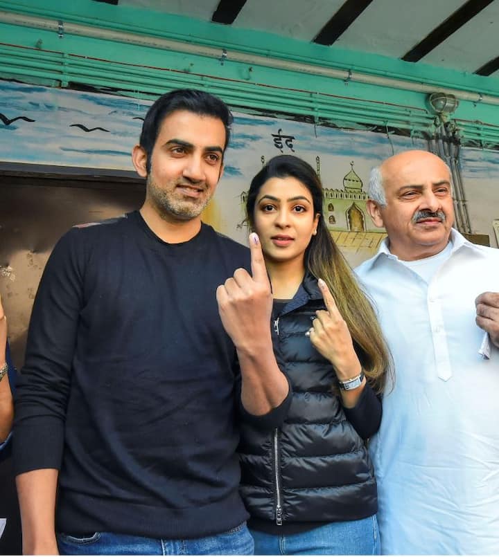 दिल्ली में बीजेपी सांसद और पूर्व क्रिकेटर गौतम गंभीर भी अपने परिवार के साथ वोट डालने पहुंचे.