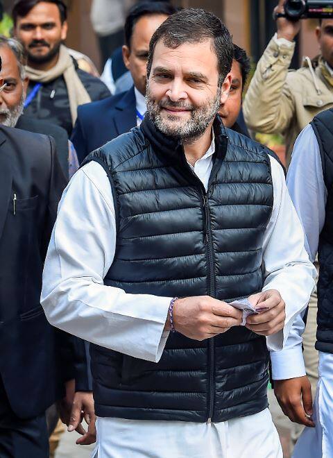 पूर्व कांग्रेस अध्यक्ष राहुल गांधी ने औरंगजेब रोड पर बने पोलिंग बूथ पर वोट किया.