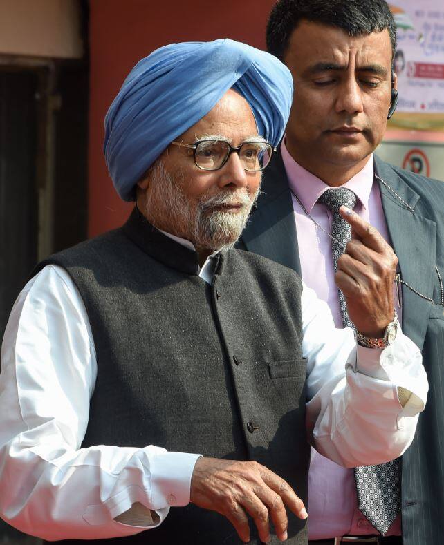 पूर्व प्रधानमंत्री मनमोहन सिंह भी वोट करने पहुंचे.